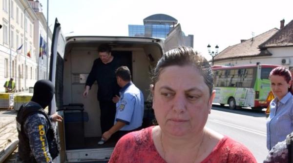 alba carduri bancare si documente ridicate de la cele doua surori care au prejudiciat 108 clienti ai unei banci