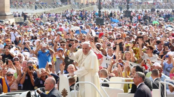 papa francisc pelerinilor romani a infaptui milostenia inseamna a sluji viata si comunitatea