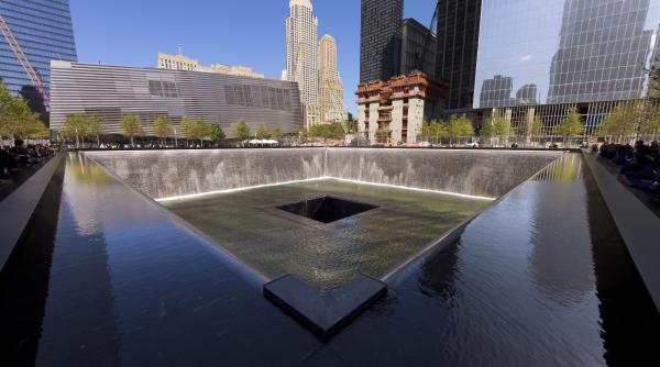 sua minut de reculegere la ground zero din new york pentru comemorarea atentatelor din 11 septembrie