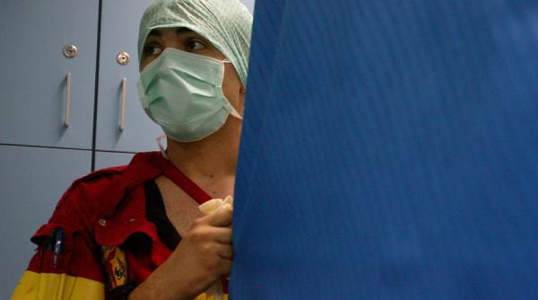 batrana cu o tumora plina cu larve internata la spitalul din barlad