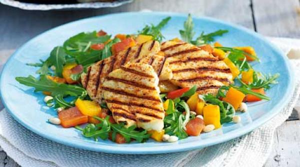 halloumi la gratar cu ardei si rosii cherry