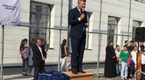 reactia primarului pandele dupa ce s a urcat pe catedra la o scoala din voluntari asa mi a dat mie prin cap