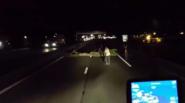 video vietile soferilor de tir puse in pericol de migrantii din jungla calais