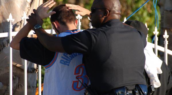 a urinat in pantaloni ca sa dizolve drogurile din buzunare