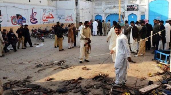 atentat sinucigas in fata unei moschei din nord vestul pakistanului soldat cu cel putin 16 morti