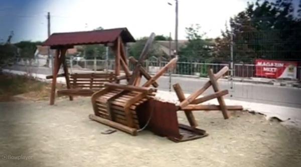 constanta doi copii s au accidentat in curtea scolii din cauza unui leagan nesigur