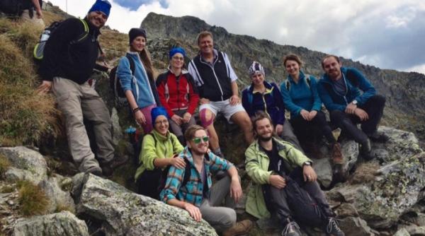 presedintele iohannis drumetie spre varful negoiu sotia tenis demonstrativ cu copiii