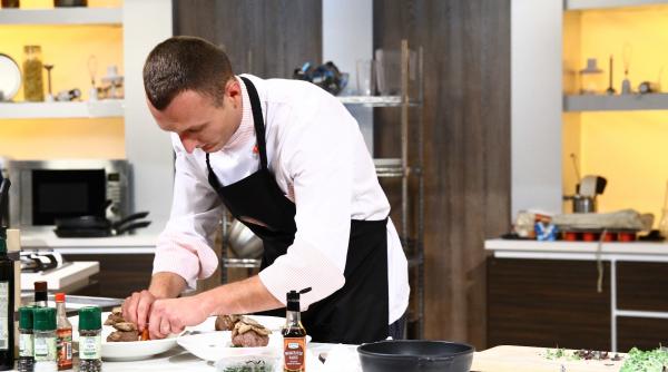 un bucatar instruit la scoala lui gordon ramsay vine la chefi la cutite