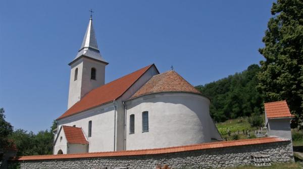 biserica din satul atia judetul harghita mistuita de un incendiu provocat de un trasnet