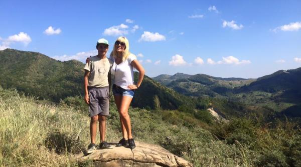 elena udrea indrumata de un ciobanas ne da o lectie de geologie pe facebook