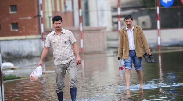 pompierii intervin pentru evacuarea apei din curti si subsoluri dupa ploile abundente din prahova