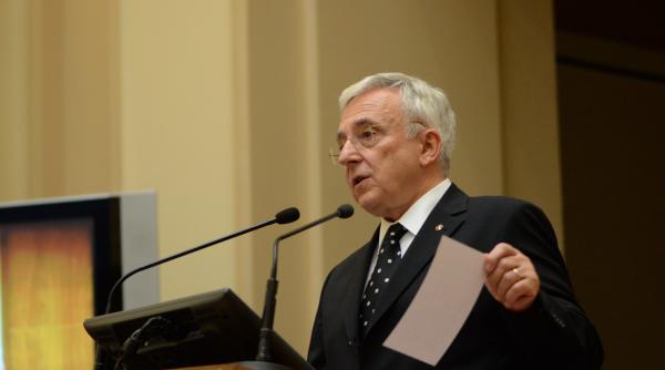 de ce vrea isarescu sa fie pentru unii ciuma si pentru altii muma