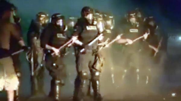 video 12 politisti raniti in confruntari izbucnite dupa ce politia a ucis un afro american in carolina de nord