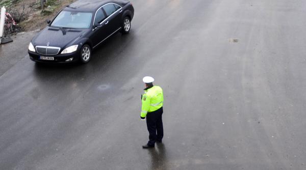 un politist prahovean strecura aspirina pisata in masinile oprite pentru a i santaja pe soferi