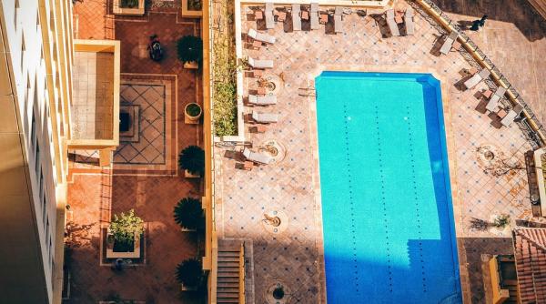 un tata si a inecat fiica de trei ani intr o pisicina de hotel