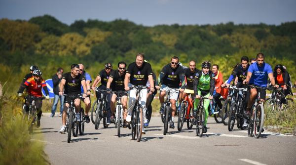 iohannis pe bicicleta pentru sustinerea campaniei invictus