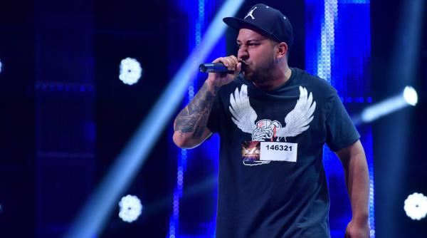 show la x factor are un look de dur e acoperit de tatuaje poarta cercei si e postas