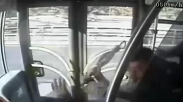 turcia accident cu 11 raniti la istanbul dupa ce soferul unui autobuz a fost atacat cu umbrela de un calator turbulent