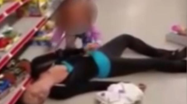 un video cu femeie lesinata din cauza drogurilor langa copilul de 2 ani socheaza lumea