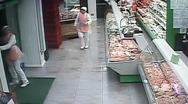 mai multe camere de supraveghere au surprins reactiile oamenilor in timpul cutremurului de noaptea trecuta