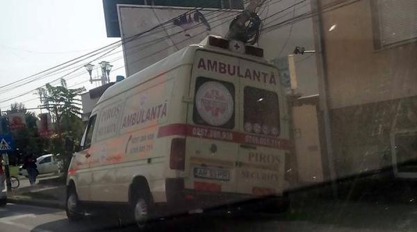 arad o ambulanta a intrat intr un stalp dupa ce un autorurism i a taiat calea
