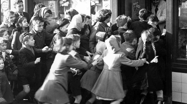 ghidul bunelor maniere cum intram si cum iesim in din spatiile aglomerate