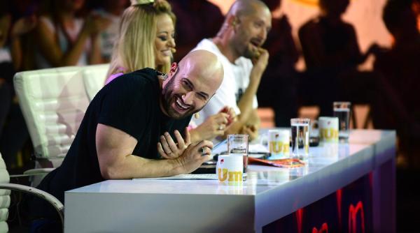 mihai bendeac sarutat de un concurent pe scena iumor