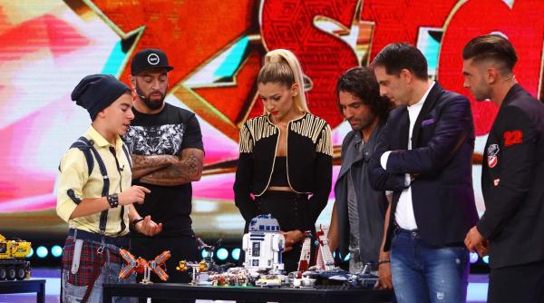 un copil inventator vine la next star sa prezinte ultima sa creatie un robot care rezolva cubul rubik