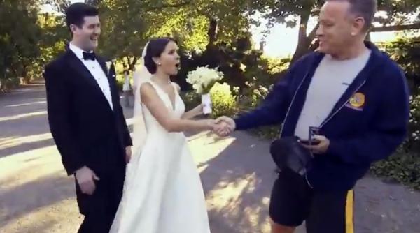 video actorul tom hanks aparitie surpriza la o sedinta foto de nunta din central park