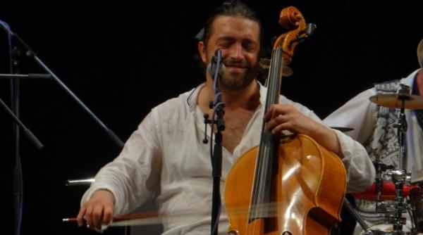 violoncelistul adrian naidin a sarit pe geam dupa ce mascatii au intrat in casa lui