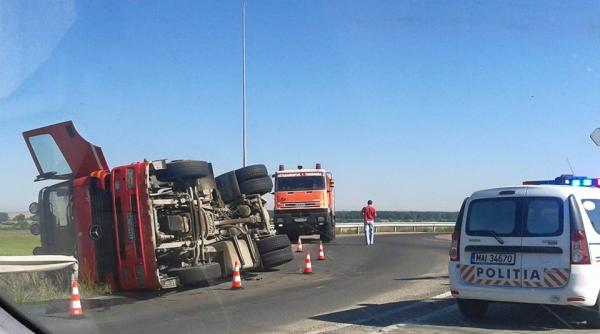 accident pe autostrada a2 unde un camion s a rasturnat
