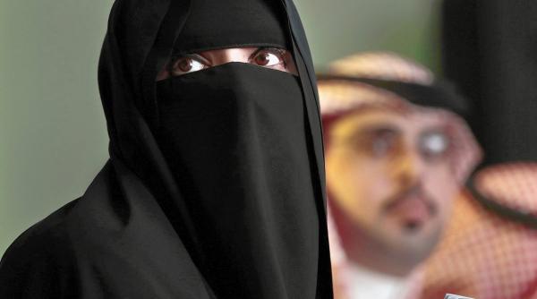 decorator parizian obligat de o printesa saudita sa i sarute picioarele