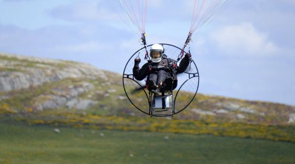 o femeie zboara cu lebedele peste 7 000 de kilometri din rusia arctica pana in marea britanie