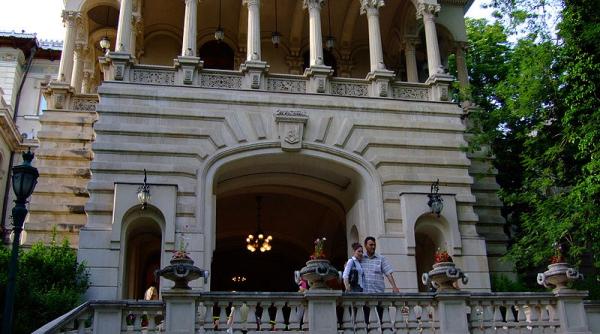 palatul cotroceni va fi iluminat in roz sambata de ziua internationala de lupta impotriva cancerului de san