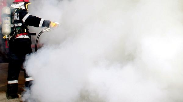 bebelus de 4 luni salvat de pompieri dintr un incendiu