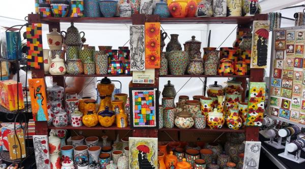 un grup de ong uri strange bani pentru copiii din siria la bazar multicultural