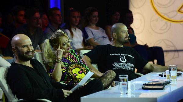 mihai bendeac primeste un biletel de la o concurenta aflata pe scena iumor