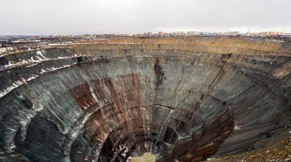 video cea mai adanca groapa excavata de om are 524 de metri adancime cum traiesc oamenii acolo