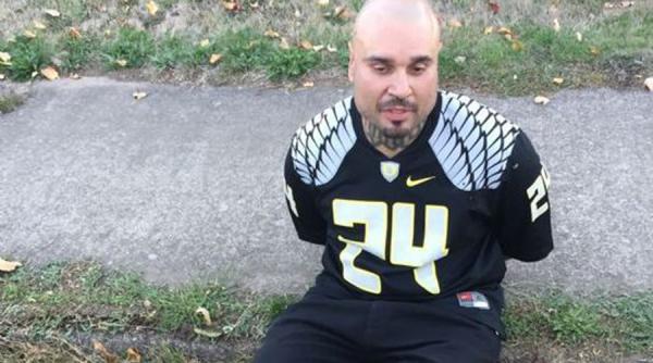 un batrbat a intrat prin efractie intr o locuinta ca sa se rada pe cap