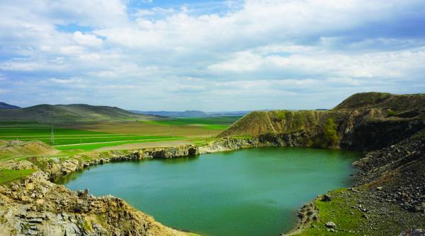 unic in romania iacobdeal lacul cu apa de smarald