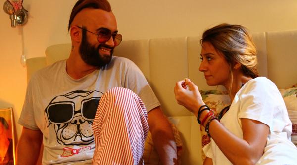 baieti de oras cheloo a compus melodia de generic a noului serial de la antena 1 care debuteaza in aceasta seara odata cu in puii mei