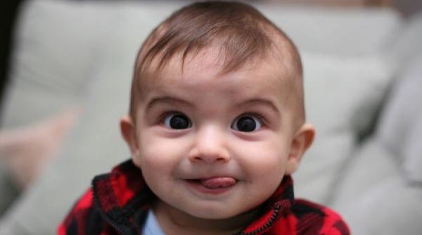 abrahim primul copil nascut cu adn ul a trei parinti are cinci luni si se simte perfect