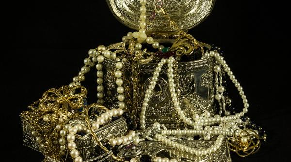 furt de bijuterii in valoare de 100 000 de euro suspectul a fost prins pagubasii au fost surprinsi