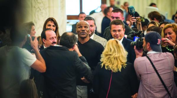 mike tyson asteptat de senatori cu usa inchisa