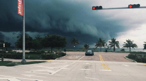 uraganul matthew a ajuns la categoria 4 si doua milioane de americani au primit ordinul de evacuare