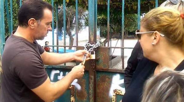 grecia prima zi de scoala pentru copiii unor refugiati incidente intr o scoala