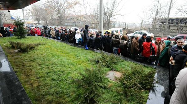 mii de oameni stau la coada in toata tara pentru finantarile din cadrul programului casa verde