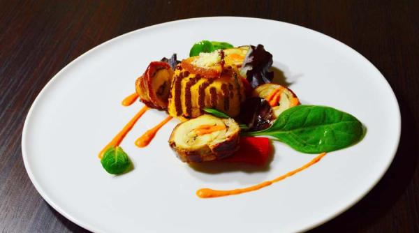 chef paul siserman recomanda pulpa de pui marinata in cognac si invelita in piept de porc servita cu bulz si sos de ardei copt