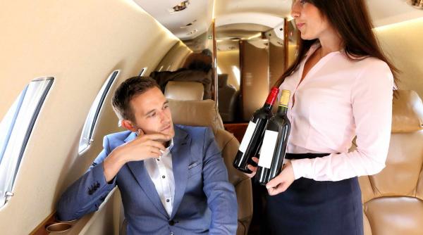 un barbat a pus mana pe jurnalul sotiei care este stewardesa