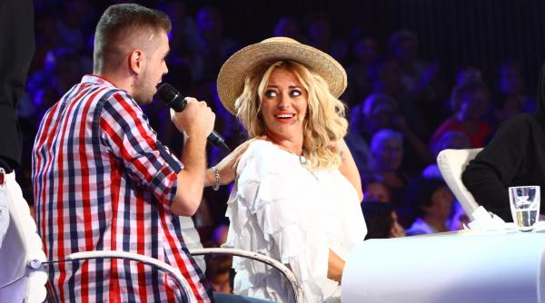 x factor un concurent canta in timp ce i face masaj deliei